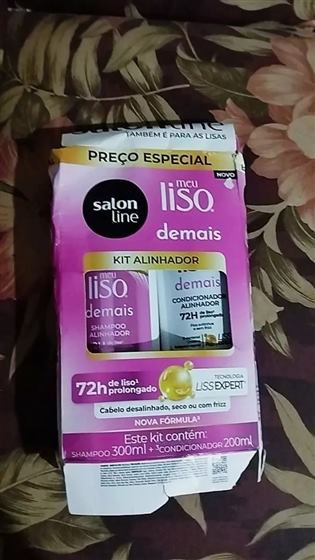 Cliente com o kit Salon Line Meu Liso Demais