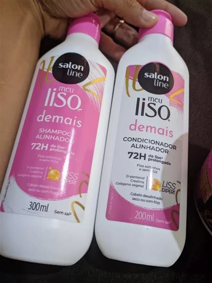 Cliente com o kit Salon Line Meu Liso Demais