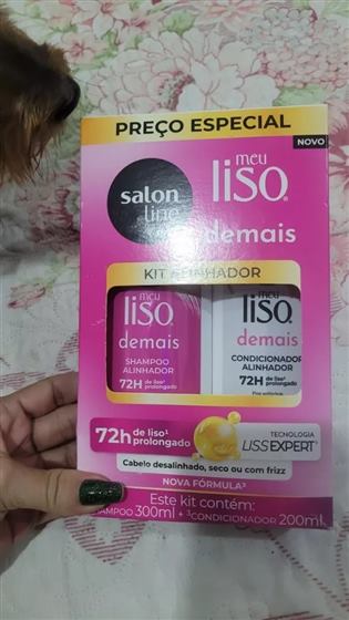 Cliente com o kit Salon Line Meu Liso Demais