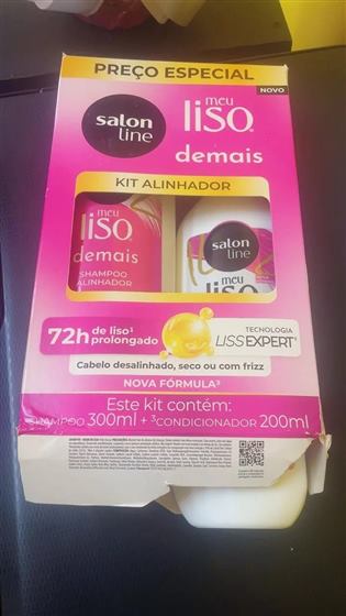 Cliente com o kit Salon Line Meu Liso Demais