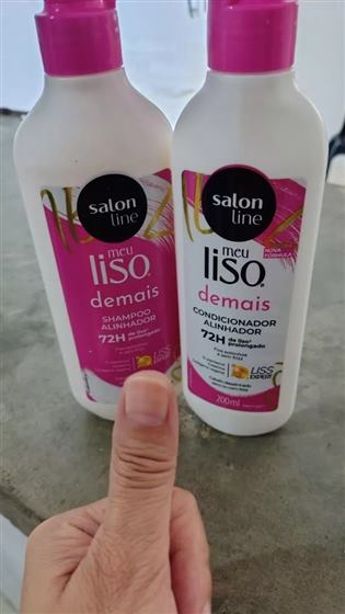 Cliente com o kit Salon Line Meu Liso Demais