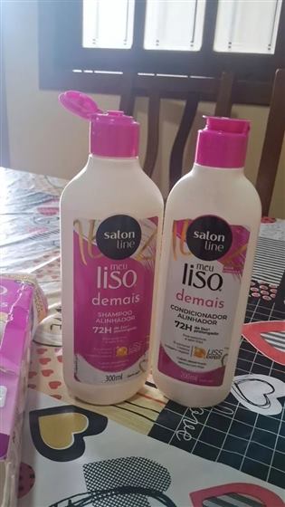 Cliente com o kit Salon Line Meu Liso Demais
