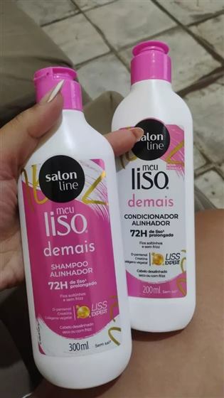 Cliente com o kit Salon Line Meu Liso Demais