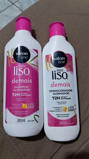 Cliente com o kit Salon Line Meu Liso Demais