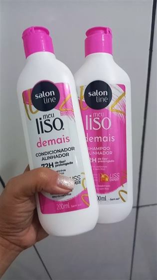 Cliente com o kit Salon Line Meu Liso Demais