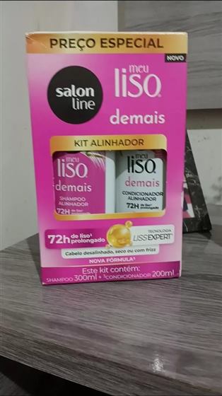 Cliente com o kit Salon Line Meu Liso Demais