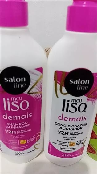 Cliente com o kit Salon Line Meu Liso Demais