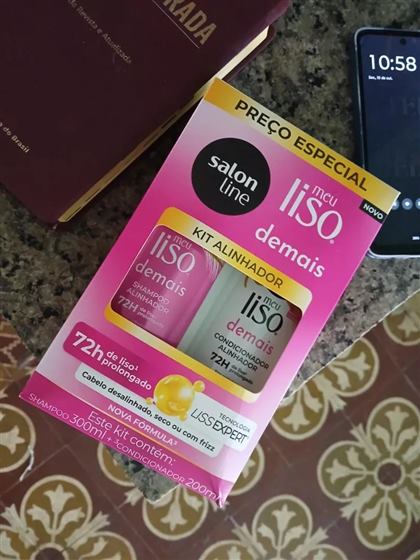 Cliente com o kit Salon Line Meu Liso Demais