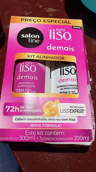 Cliente com o kit Salon Line Meu Liso Demais