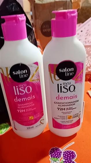 Cliente com o kit Salon Line Meu Liso Demais
