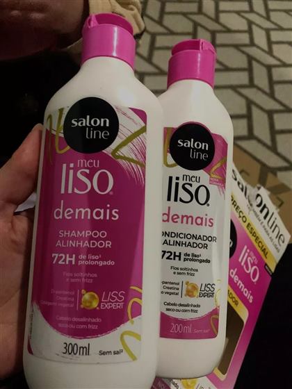 Cliente com o kit Salon Line Meu Liso Demais