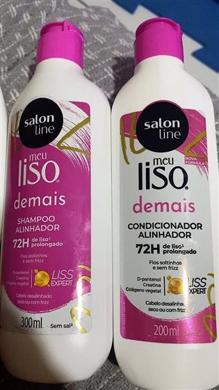 Cliente com o kit Salon Line Meu Liso Demais
